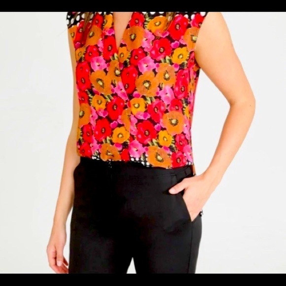 350. 🇨🇦 Femme de Carriere Sleeveless Blouse. Bright floral black and white. - Picture 6 of 11